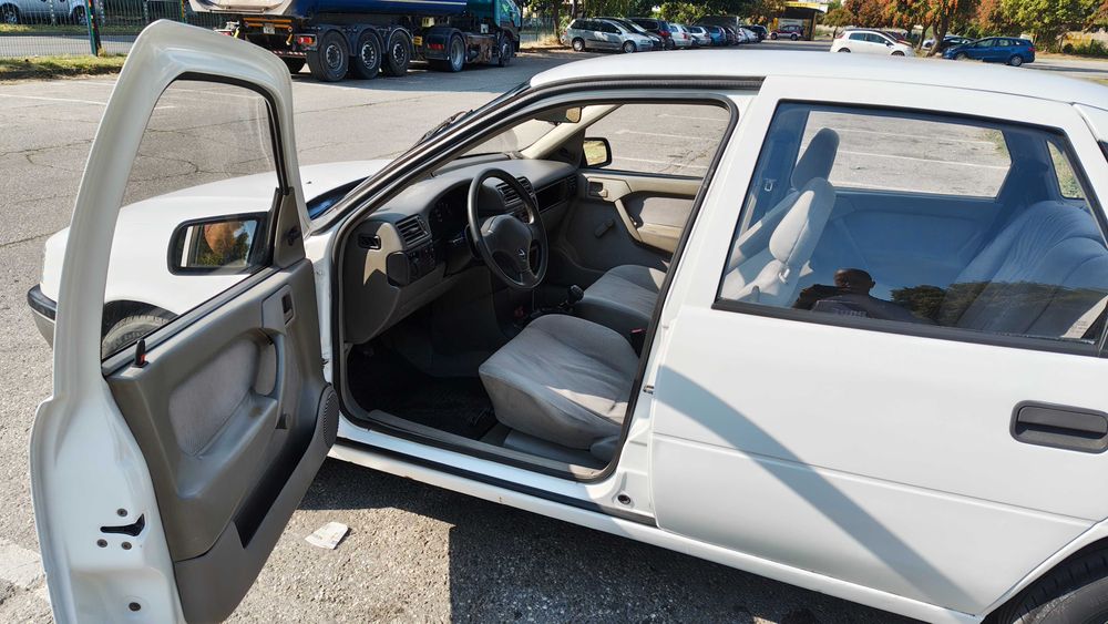 Opel Vectra A 1.6i (C16NZ) – 75 к.с. – Един собственик от 1999 г., гаражна