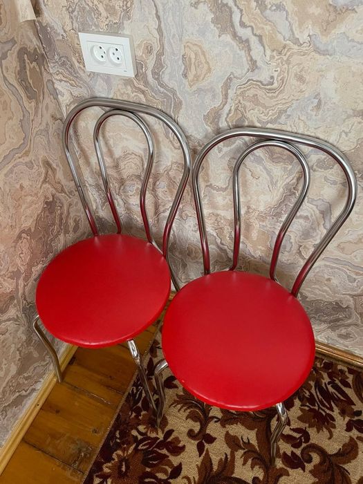 Kuxonniy mebel sotiladi 1,60 ga 60 sm va stol stul