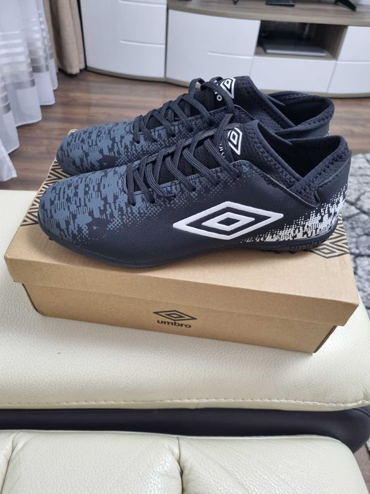Vand adidași Umbro baieti noi nr.40 pentru teren sintetic