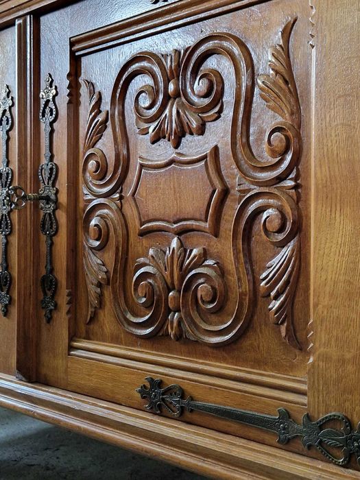 Изящно резбован контрабюфет дресоар от дъбов масив с метален обков