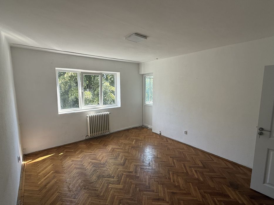 Vand apartament 3 camere, 65 mp (4.66 mp balcon), et 2/4, decomandat, zona Nord  ( Pedagogic )