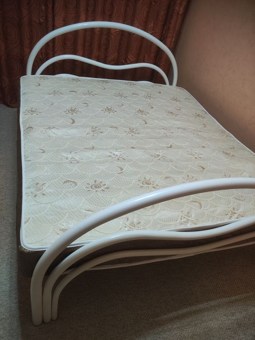 Двухспальная кровать