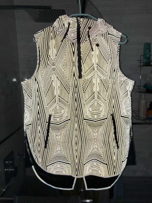 НОВО Ivy Park Reflective Print Showerproof женско елече елек размер S