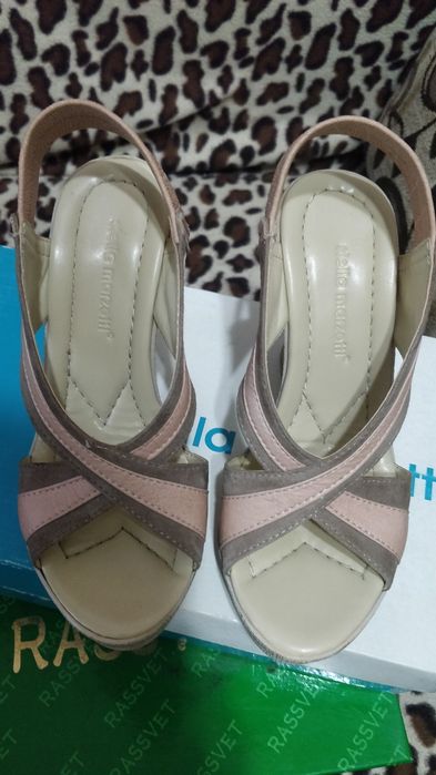 Продам женские босоножки
