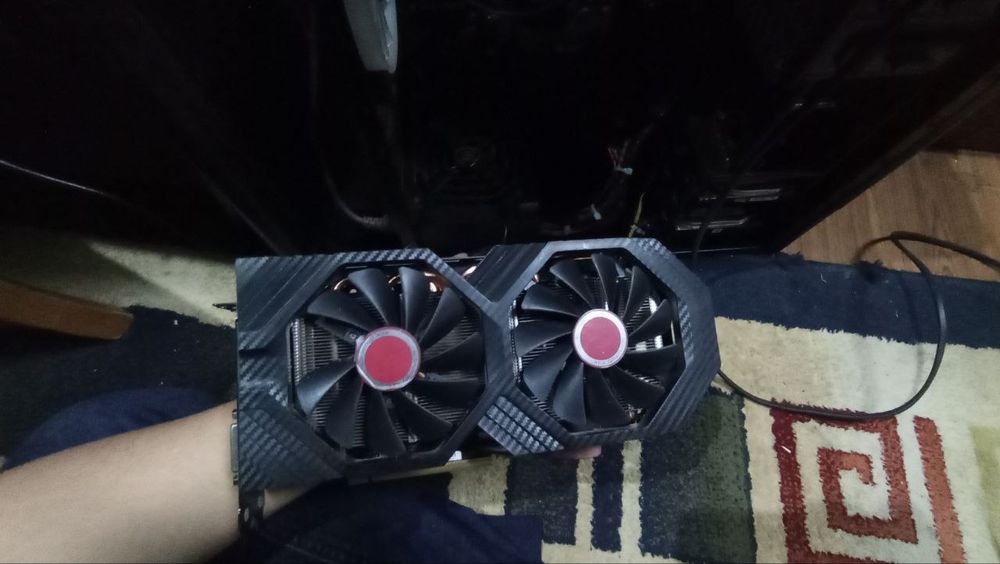 Продаёт Rx 590 Fatboy