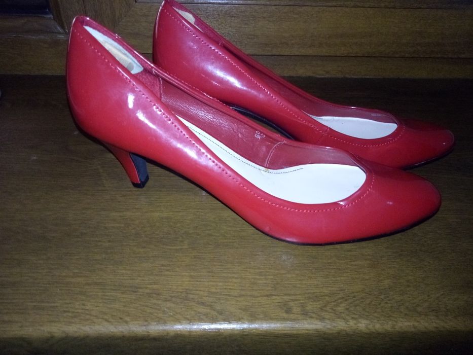 Продам туфли лакированные