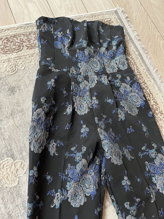 Salopeta cu corset brodată cu flori.