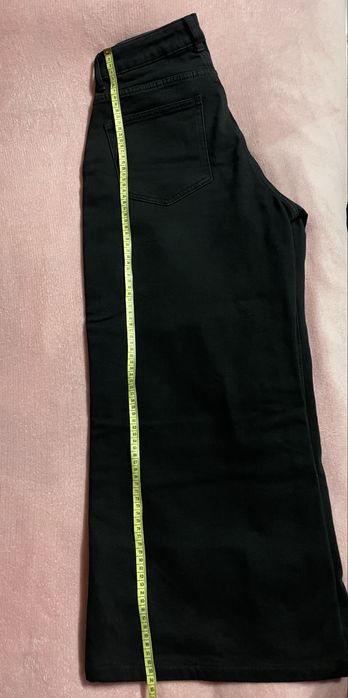 Чёрные джинсы.