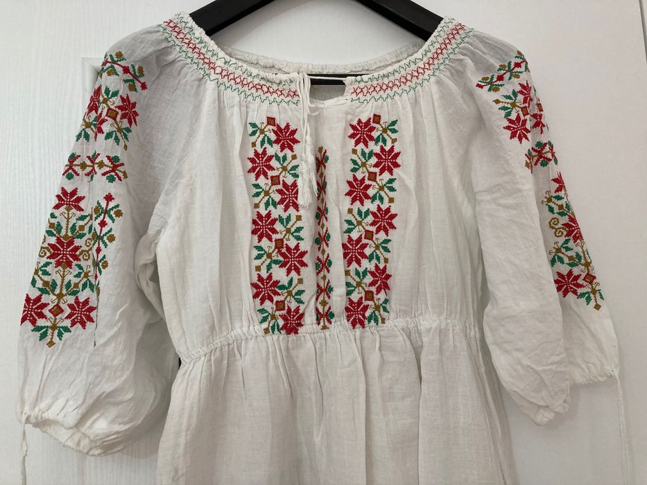 Rochie alba din in cu model tradițional