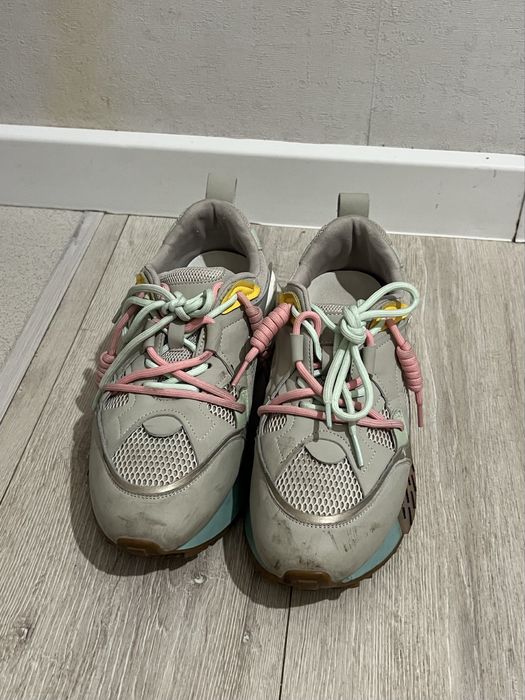 Кроссовки на высокой подошве