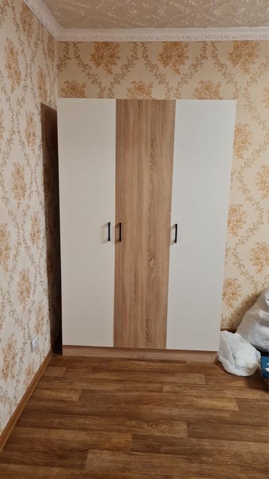 Продам напольный распашной шкаф