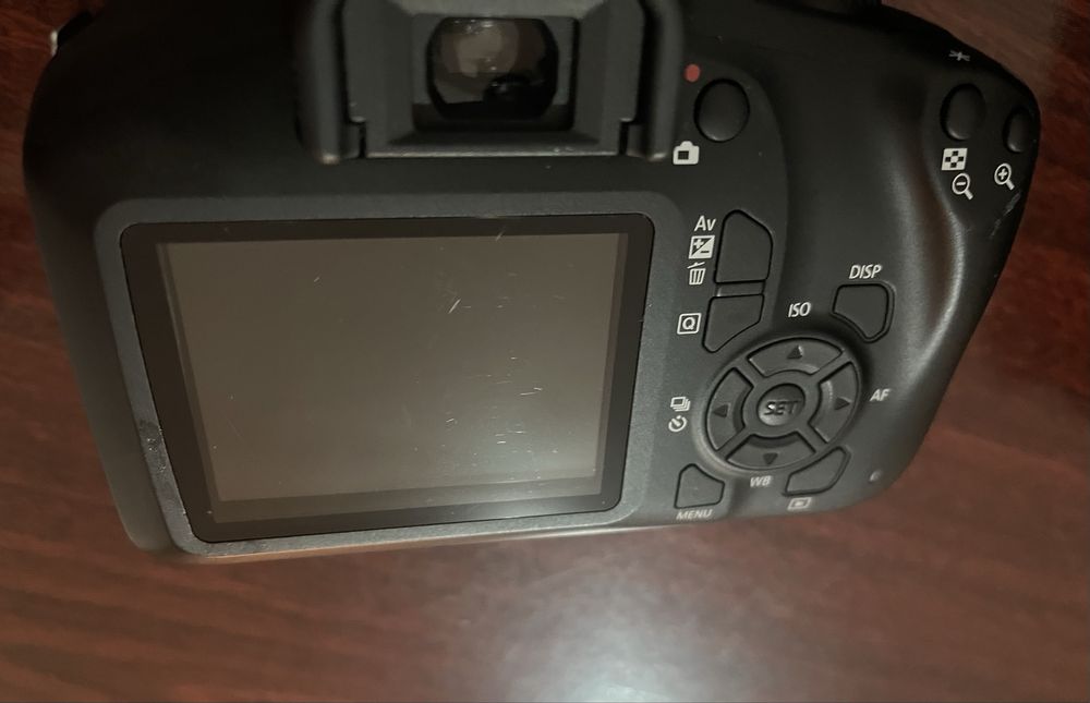 Canon EOS 4000D + obiectiv 18-55mm + geantă + card memorie