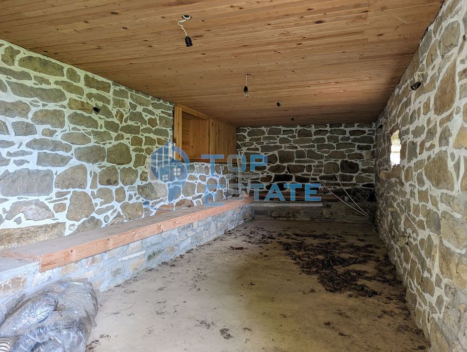 Къща с каменни основи и панорамна гледка в село Миндя