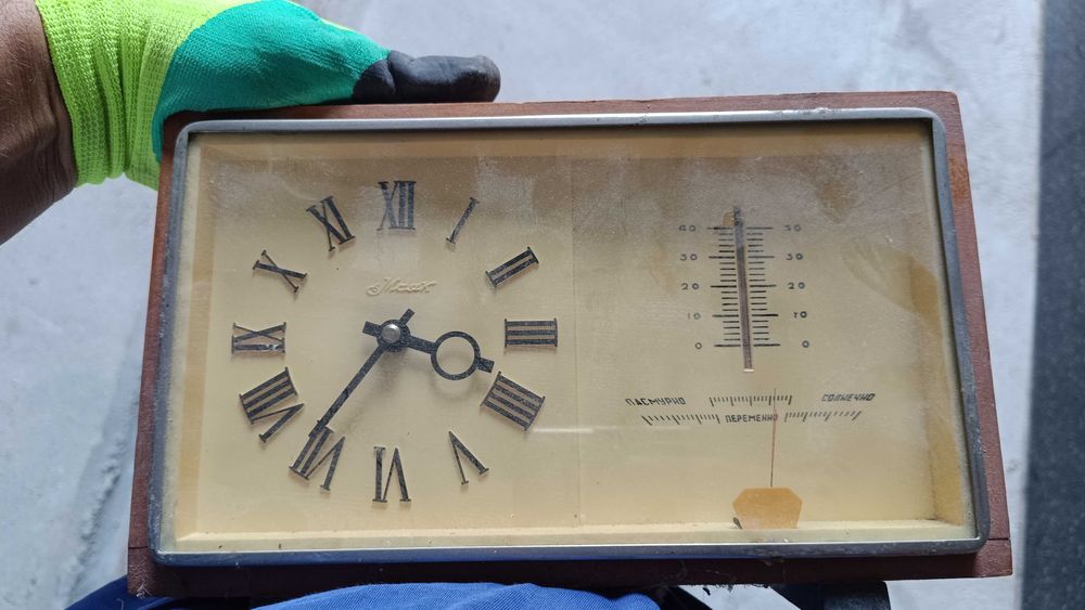 Настольные часы советские с барометром