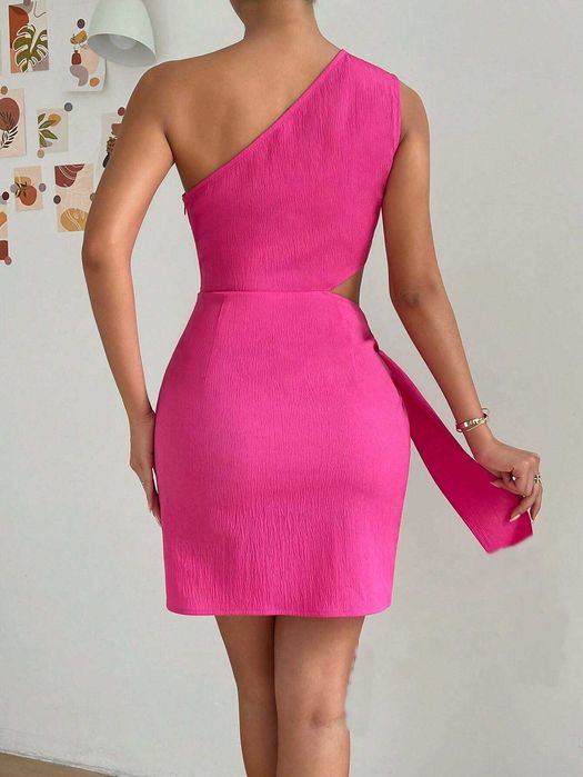 Rochie scurta pe un umar model wrap cu decupaj