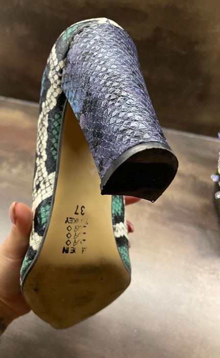 Високи токчета с змийска кожа