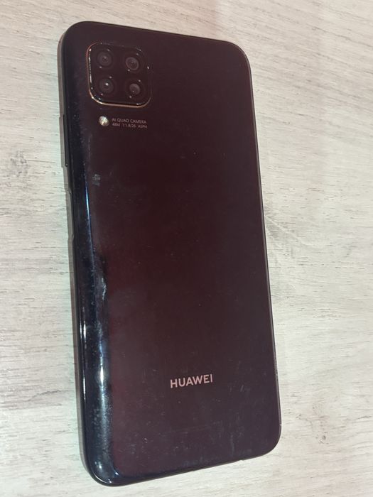 Huawei P40 Lite (JNY-LX1) 128GB с леко пукнат екран.
