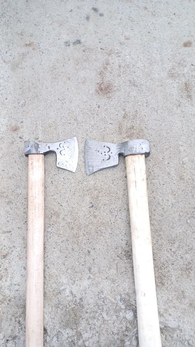 Vând topoare de diferite mărimi confecționate din foi de arc