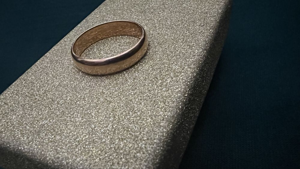 Продается обручальное кольцо