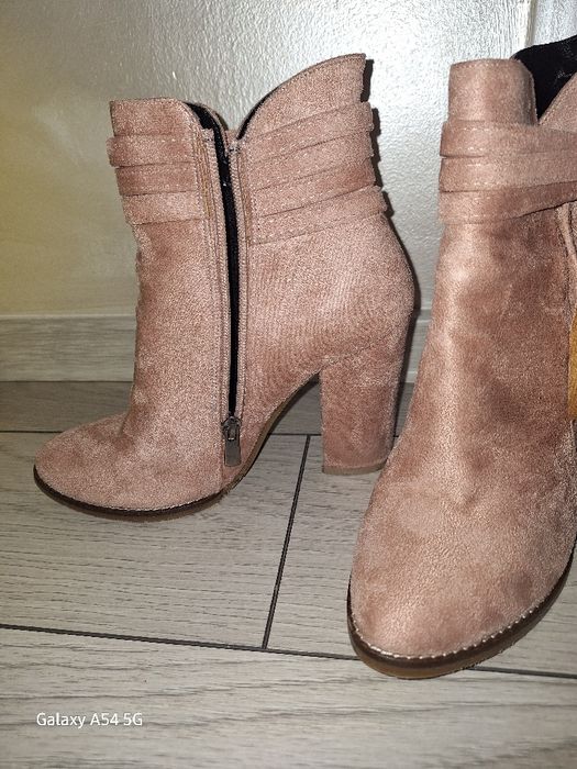 Ghete marimea 37