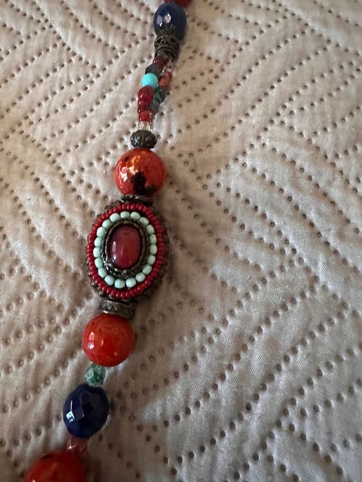 Елегантно и нестандартно колие със корал и тюркоаз
