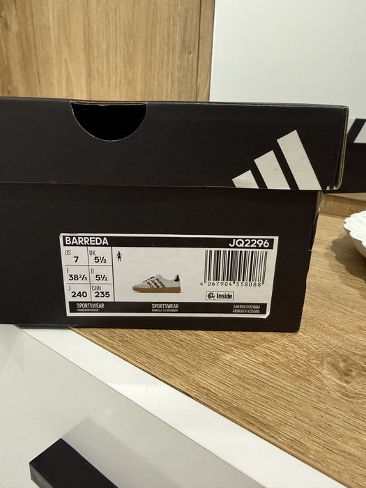 Обувки Adidas.