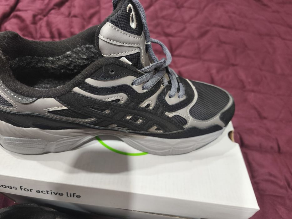 Продам кроссовки зимние Asics