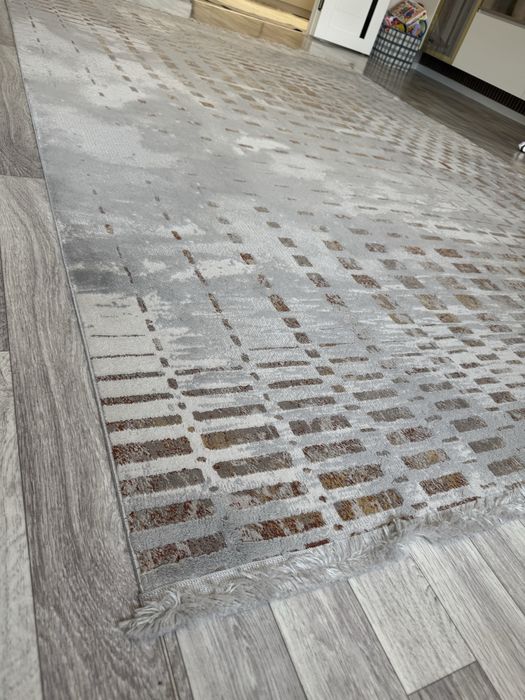 Продам ковер в хорошем состоянии (2,5*3,5)