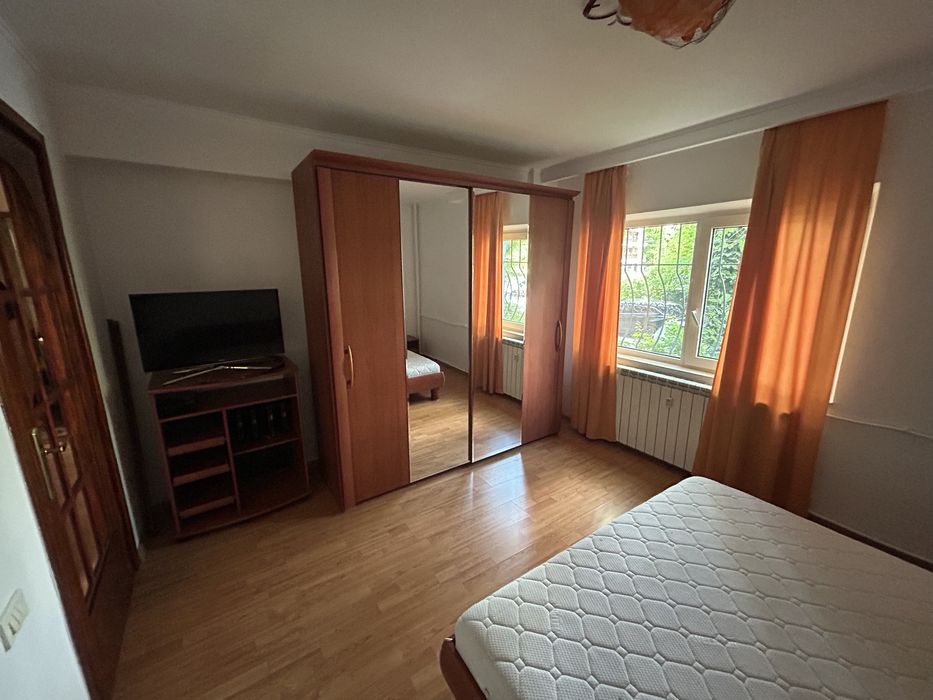 Proprietar - Apartamemt 3 camere de inchiriat , sector 4 in apropierea statiei de Metrou , fara Comision