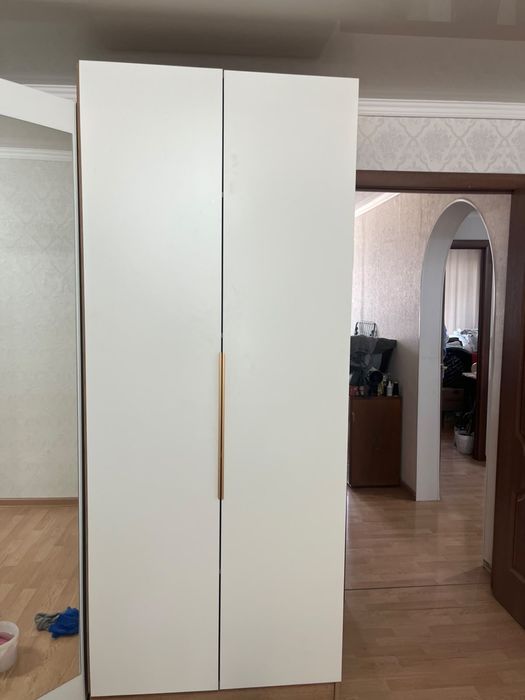 Продам два шкафа и тумбу с зеркалом