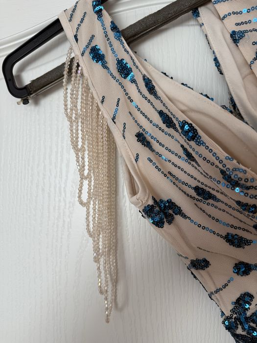 Дамска официална рокля Kalinnu – бежова с тюркоазени пайети. Размер S