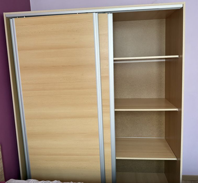 Масивен гардероб с плъзгащи врати