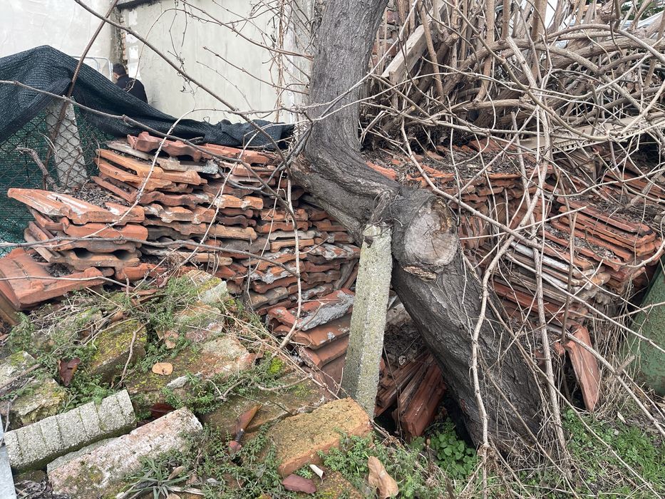 Подарявам тухли и керемиди