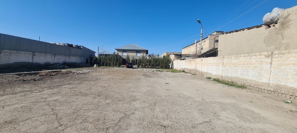 Turar joy-bino M37 yo'l yoqasida