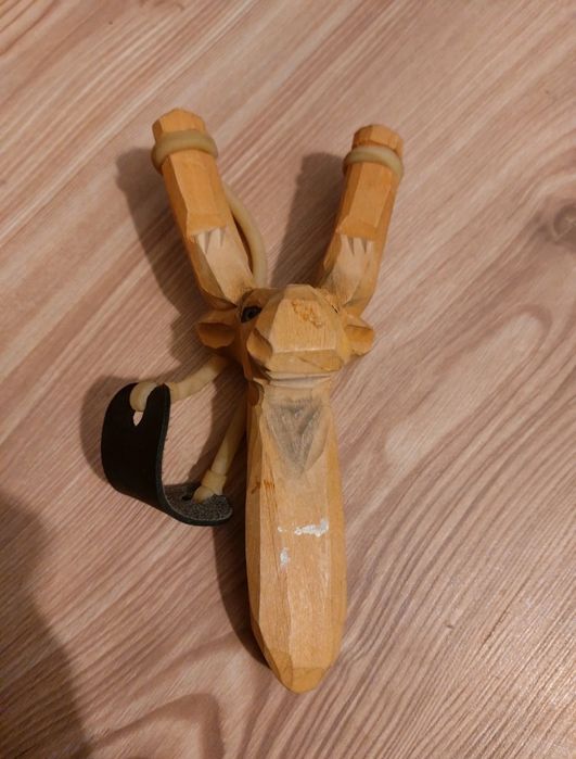 Praștie artizanală din lemn sculptat - Model Cerb / Elan