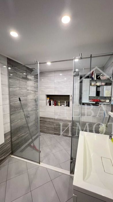 Продава се масивна двуетажна къща с гараж в гр. Мартен