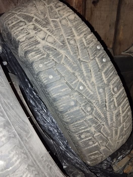 Продам шипованные шины с дисками