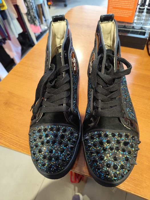 ChristianCristian Louboutin с черни блестящи детайли.