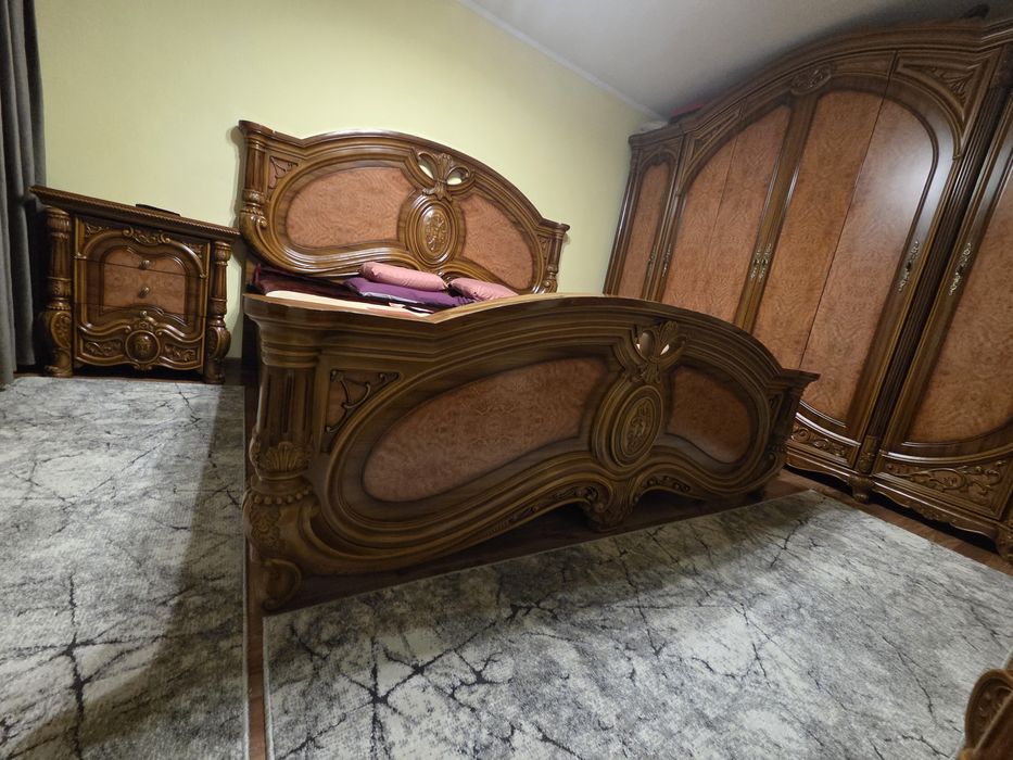 Mobila de dormitor din lemn masiv