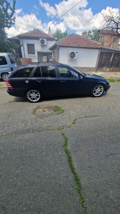 Продавам личния си автомобил Mercedes C180