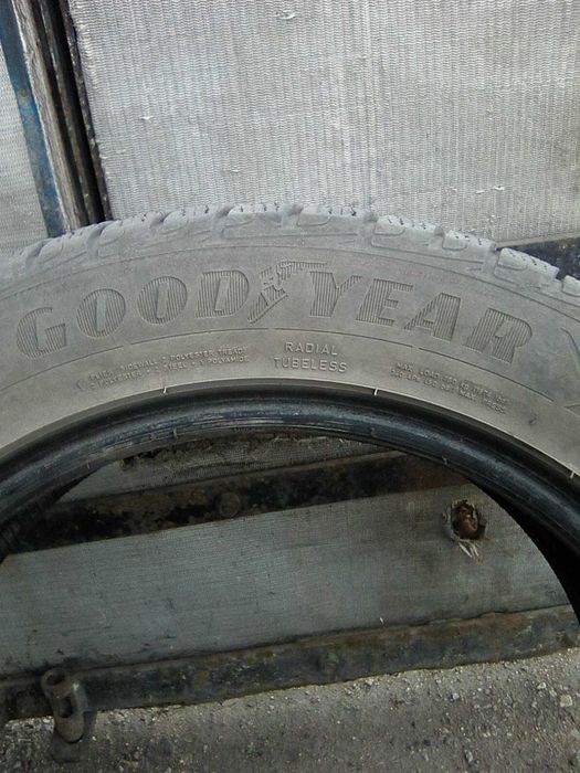 Шины 225/55/18 всесезонные Goodyear.