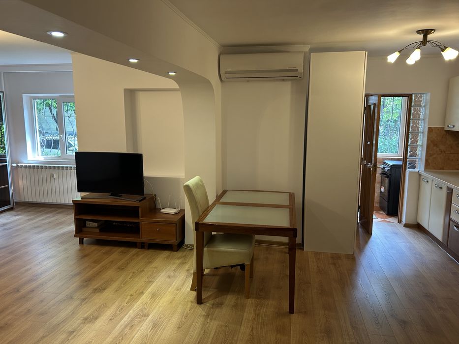 Proprietar - Apartamemt 3 camere de inchiriat , sector 4 in apropierea statiei de Metrou , fara Comision