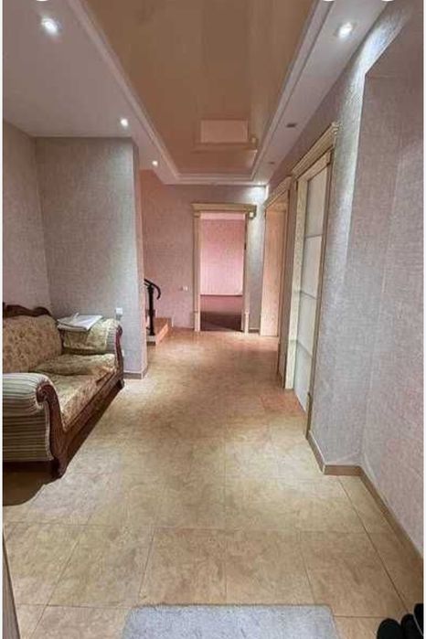 Сдается просторное 2- этажное здание.