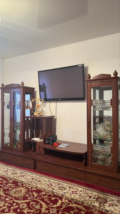 Шкаф (сервант) с полками