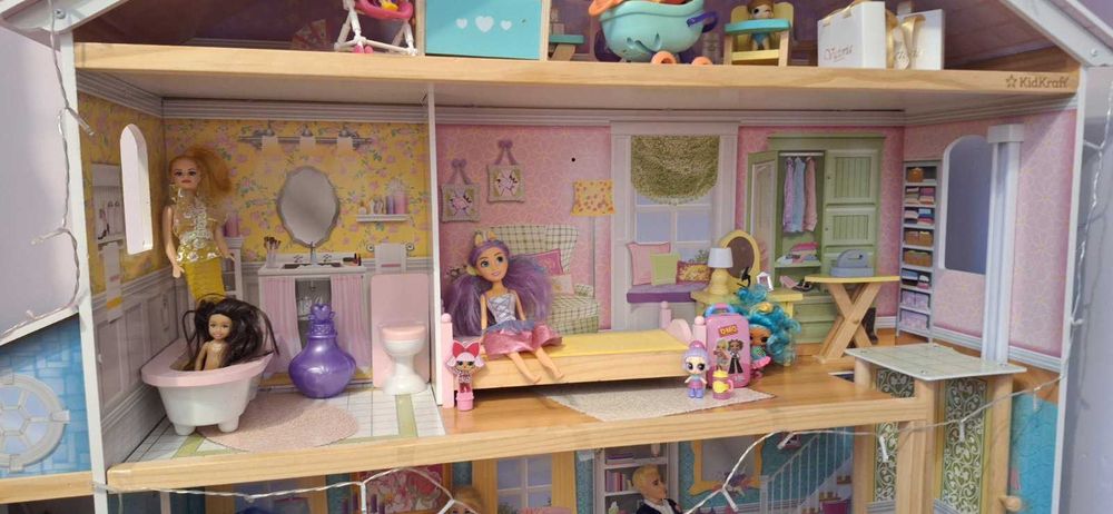 Детска дървена къща за кукли