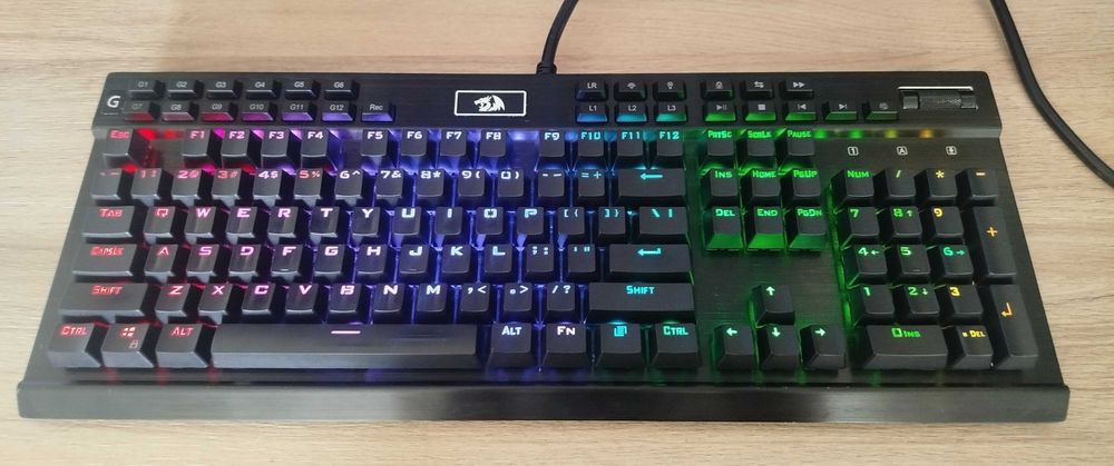 Геймърска механична клавиатура Redragon YAMA K550 RGB лилави суичове