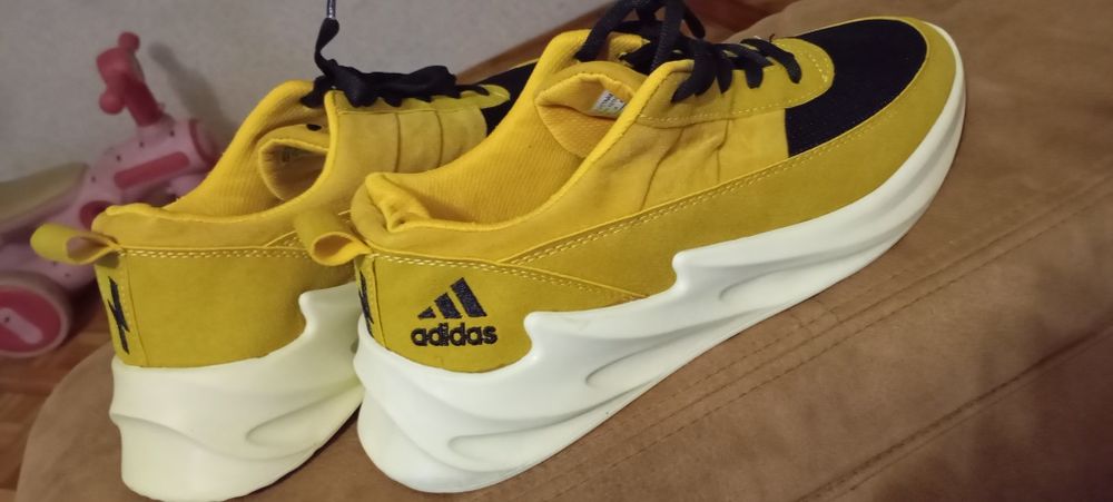 Красовка акула адидас