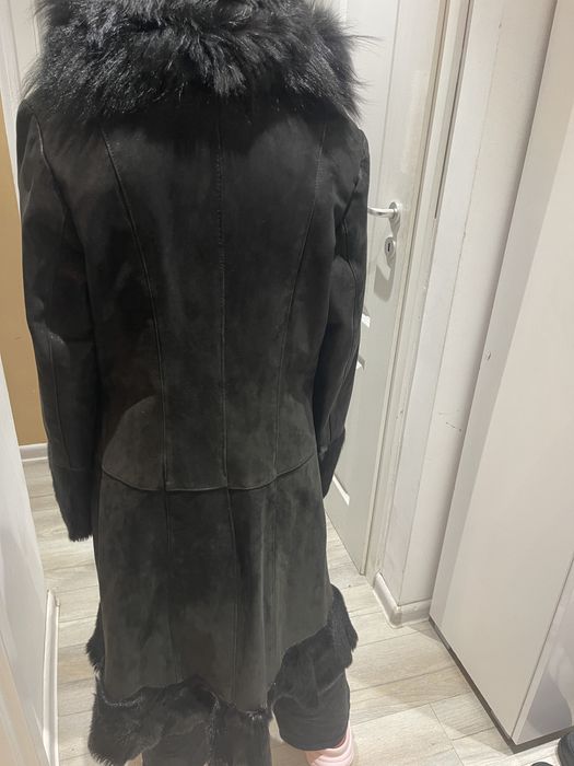 Ексклузивно дълго палто от естествена кожа с косъм и капси