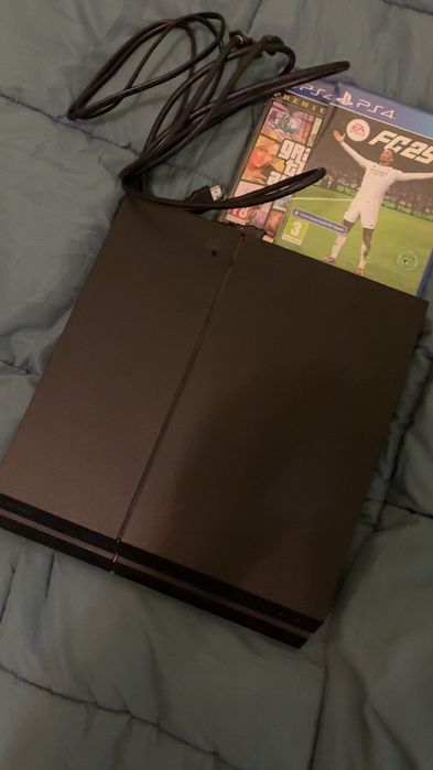 Плейстейшън 4 в отлично състояние