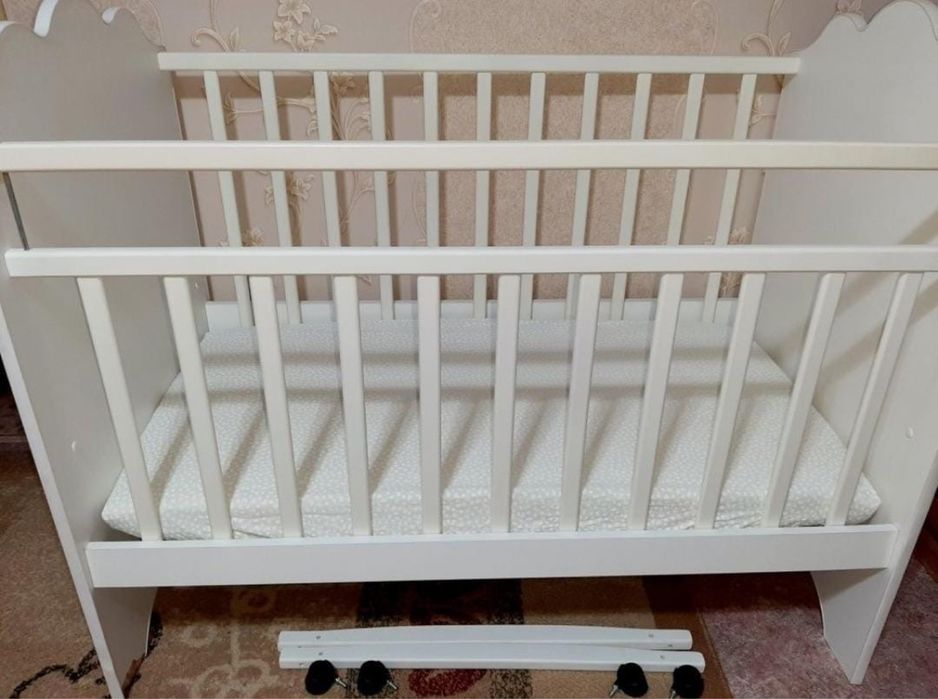 Продам детскую кроватку + стульчик для кормления